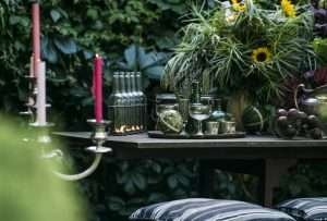 Kukat, astiat ja kynttilät luovat ulkotiloihin juhlan tuntua